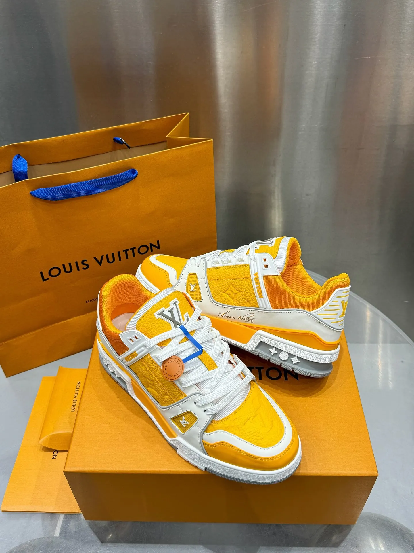 👟👟Ex-factory price 740👟👟 LOUIS VUITTON - the best-looking sneakers by Virgin Abloh, Lv Brand strongly recommends new products, official website limited edition retro basketball sneakers! Both high-top and low-top models spent money to purchase the original 1:1 accurate replica, the details are invincible, full of sincerity, imported custom-made original cowhide, the original package method is the same, the details are 100% restored, the private model customizes the original one-piece TPU outsole, which is different from other brands, without the original version, this effect cannot be achieved! LV’s best-looking couple shoes in the past, don’t miss it! Size: 35-45